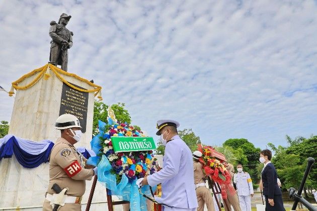 กองทัพเรือวางพวงมาลา ร่วมพิธีวัน อาภากร | The Thaiger