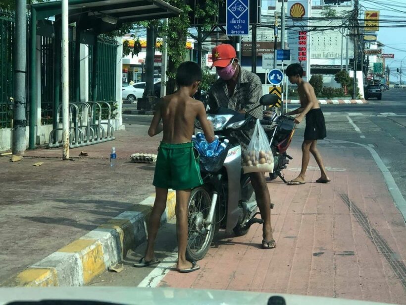 พ่อลูกโกยอาหาร ในตู้ปันสุขจนเกลี้ยง ย้อนคนอื่นเอาไปเยอะกว่านี้ | The Thaiger