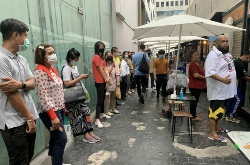 กอล์ฟ ฟักกลิ้งฮีโร่ ใช้เครื่องเรียกคิวแบบไวร์เลส รอคิวร้านหมูปิ้งฮีโร่ | The Thaiger