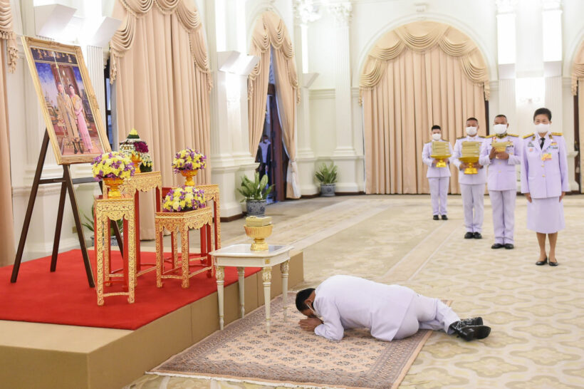 ในหลวง พระราชินี พระราชทานหน้ากากผ้าฝีพระหัตถ์แก่นายกและคณะ | The Thaiger