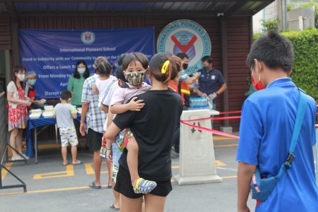 โรงเรียนนานาชาติอินเตอร์เนชั่นแนลไพโอเนียร์ส (IPS) แจกข่าวกล่องฟรี ให้ประชาชนเพื่อช่วยบรรเทาทุกข์ในช่วงวิกฤติโควิด – 19 | The Thaiger