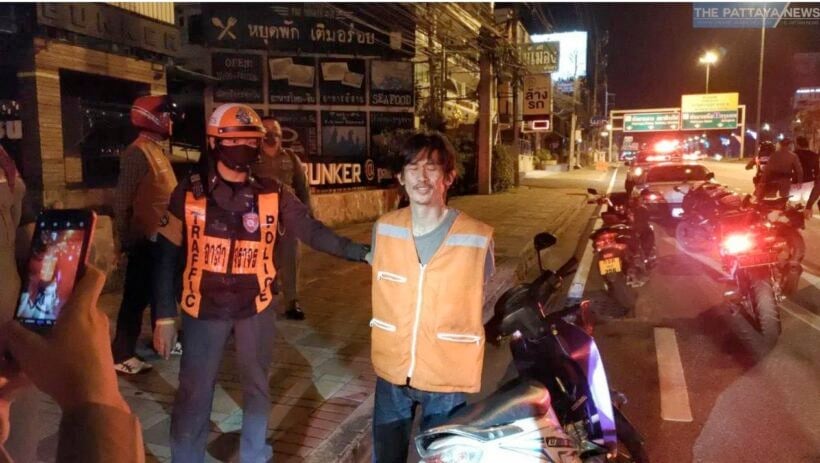 Pattaya motorbike taxi breaks through curfew checkpoint – VIDEO