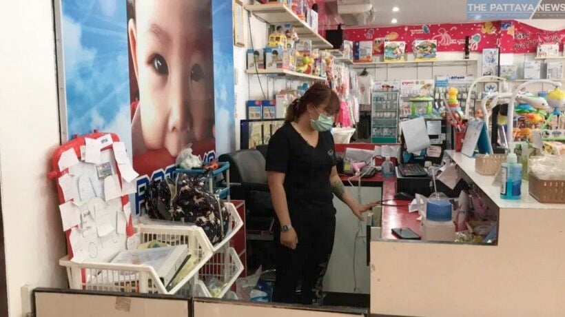 Armed thief breaks into Pattaya toy shop – VIDEO