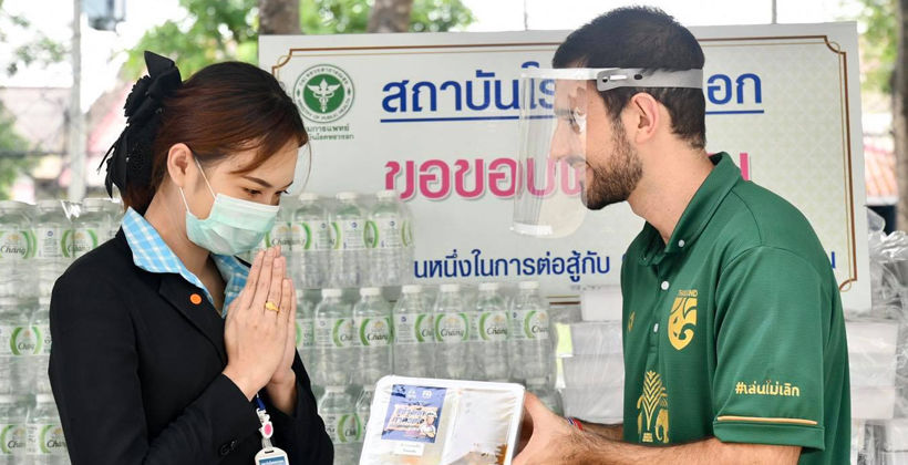 สมาคมฯ ควง ช้าง มอบ “ข้าวแกงกะหรี่ไก่” สูตร “ตอง” กวินทร์ ให้สถาบันโรคทรวงอก | The Thaiger