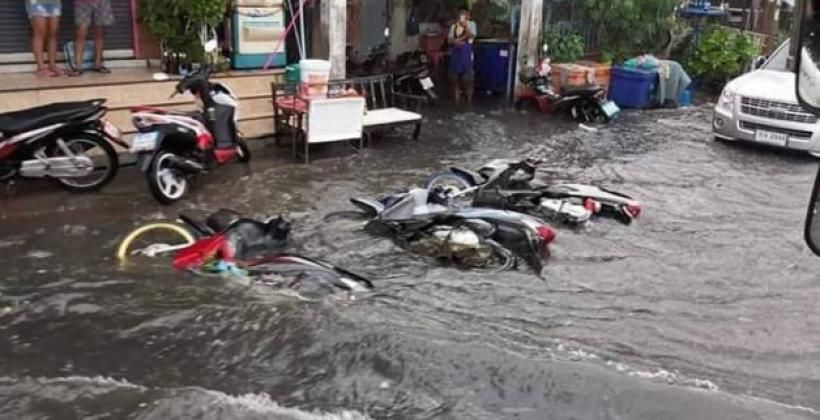 การเคหะฯ-นิคมฯบางพลี ป่วนหนัก น้ำท่วมสูงรถสัญจรไม่ได้ | The Thaiger