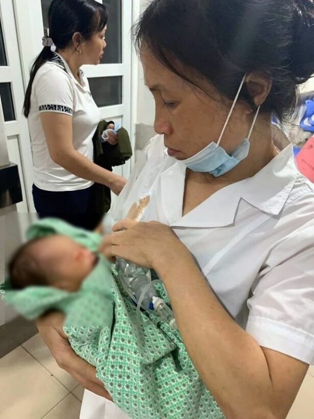 Hà Nội: Em bé sơ sinh bị bỏ rơi nhiều ngày dưới hố ga đã qua đời | News by Thaiger
