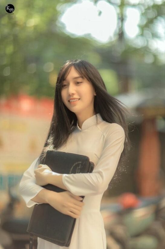Lynk Lee xinh đẹp thuần khiết trong bộ áo dài nữ sinh | News by Thaiger