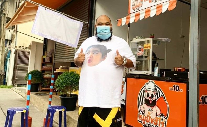 ขายดีเวอร์! กอล์ฟ ฟักกลิ้งฮีโร่ เปิดร้านหมูปิ้งสาขาที่ 9 | The Thaiger