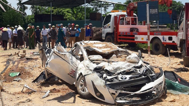 Thanh Hóa: Ô tô bị xe tải đè bẹp dúm khiến 3 người chết | News by Thaiger