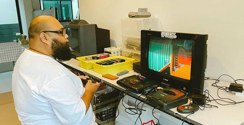 ย้อนวัย! กอล์ฟ ฟักกลิ้งฮีโร่ แย้มเปิดคาเฟ่ยุค 90’s – มีเกมเก่า เทป วิดีโอเช่า | The Thaiger