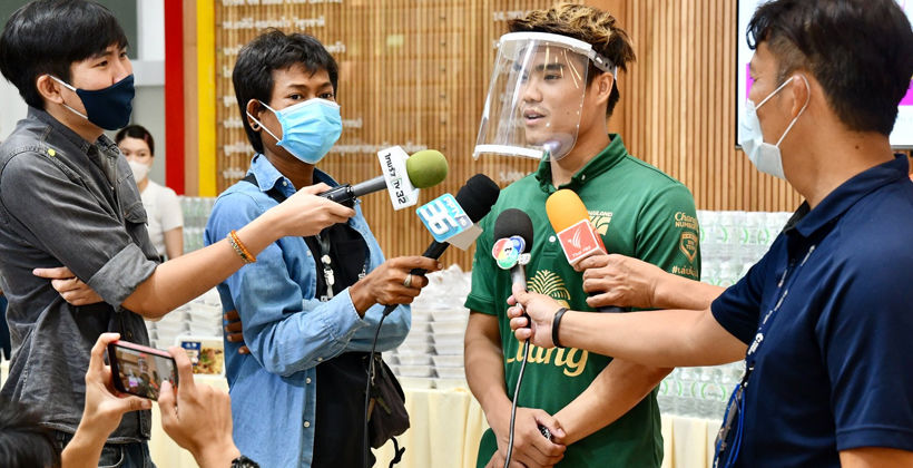 ‘นิว’ พีรดนย์ ร่วม #ช้างศึกทำด้วยใจ จัดเมนู สปาเกตตี ส่งให้ รพ. ธรรมศาสตร์ฯ | The Thaiger