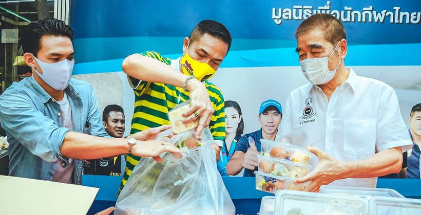 ‘ลีซอ’ ธีรเทพ วิโนทัย ร่วมกับ มูลนิธิเพื่อกีฬาไทย แบ่งปันอาหารให้ผู้ที่เดือดร้อน | The Thaiger