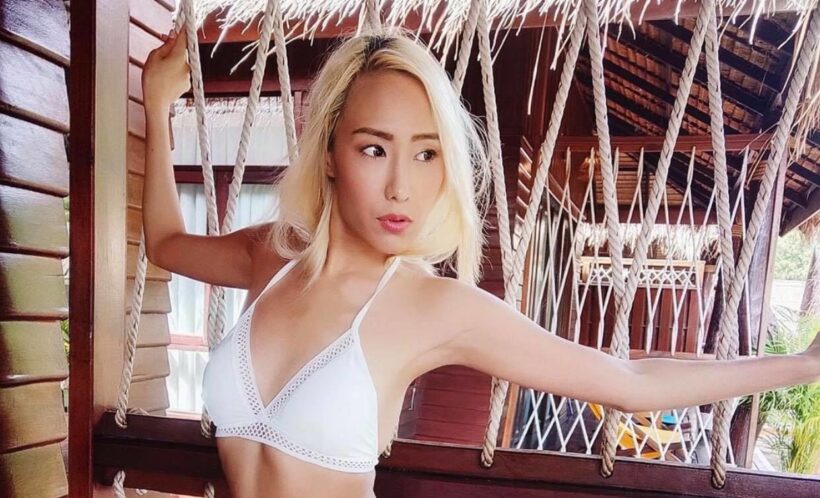 เด็บบี้ บาซู อวดหุ่นสุดแซ่บในชุดบิกินีสีขาว | The Thaiger