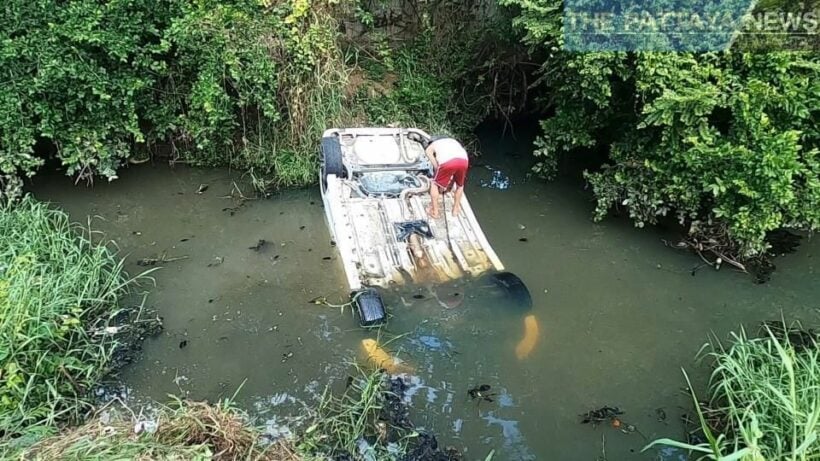 Navy officer jumps in to save driver after car plunges into Chon Buri canal