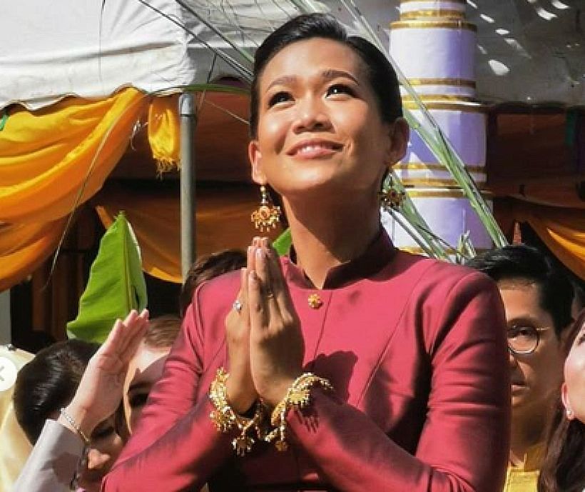 กาละแมร์ใจบุญ ถวายทองหุ้มยอดพระธาตุ 94 ล้าน! | The Thaiger