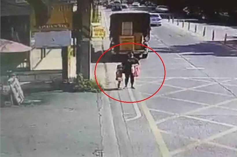 Mother, daughter run over by pickup truck in Pathum Thani