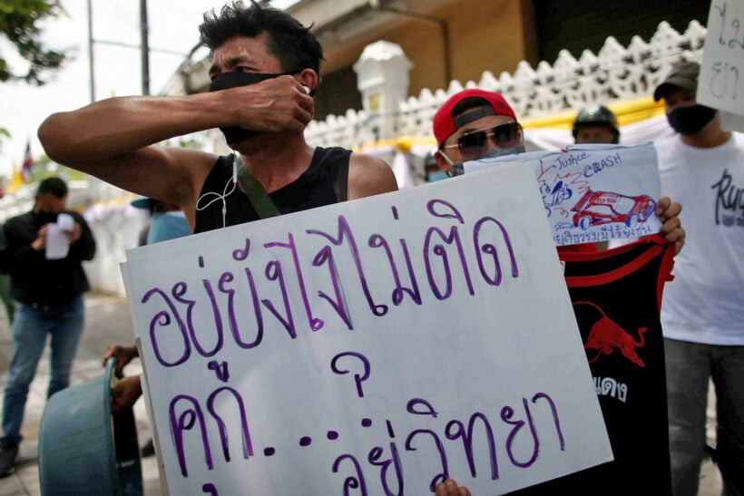 Protesters attempt to "wash away" government double standards | News by Thaiger