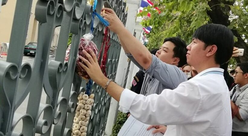 ศาลพิพากษา ปรับ 2,000 บาท ‘เพนกวิน-บอล’ แขวนพริก-เกลือ รั้วทำเนียบรบ. | The Thaiger