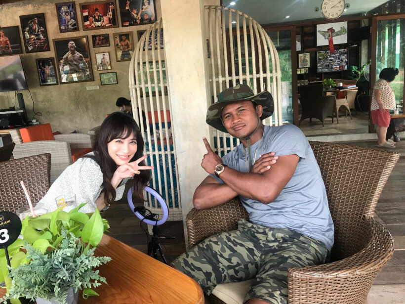 เสียอาการ! นางแบบญี่ปุ่น ซ้อมมวยที่ค่ายบัวขาว (คลิป) | The Thaiger