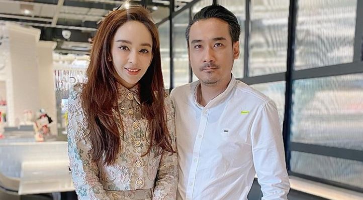 เป้ย ปานวาด ถ่ายรูปคู่ทนายเจมส์ ใช่อย่างที่คิดมั้ย? | The Thaiger