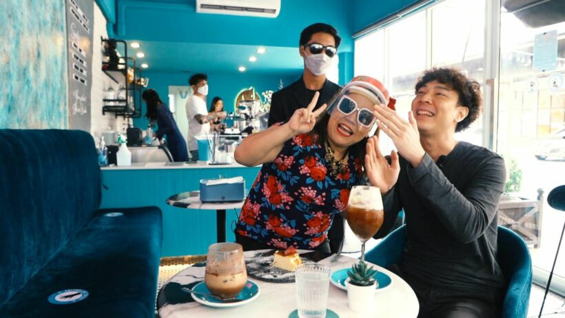 ‘ตลาดนัดสมหวัง’ พาชิมกาแฟรสเข้มข้น ร้านหรูสุดโมเดิร์นของนักร้องหนุ่ม ‘นุ วง Zheez’ | The Thaiger