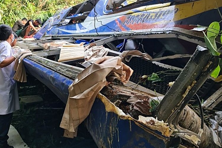 Kon Tum: Xe khách rơi xuống đèo, 5 người tử vong, hàng chục người bị thương | News by Thaiger
