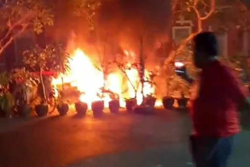 4 motorbikes catch fire outside Government House in Bangkok