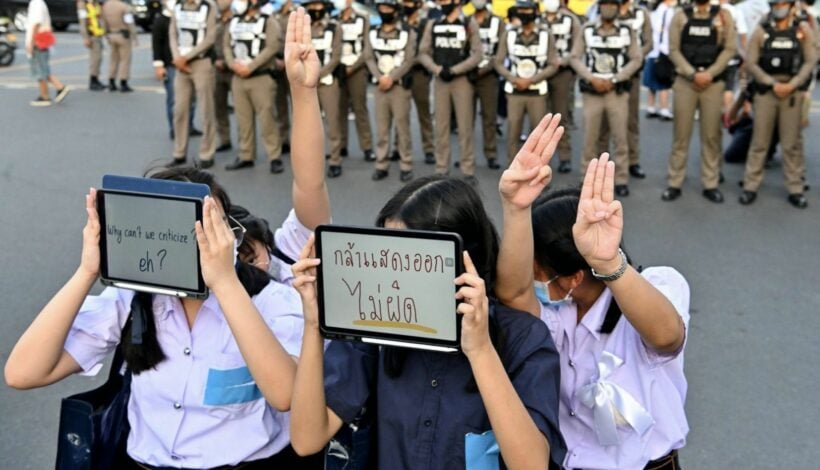 Thai government pull 2 propaganda music clips from YouTube after 99% ‘thumbs down’