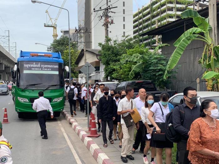 Thousands of job applicants line up Bangkok hotel before sunrise