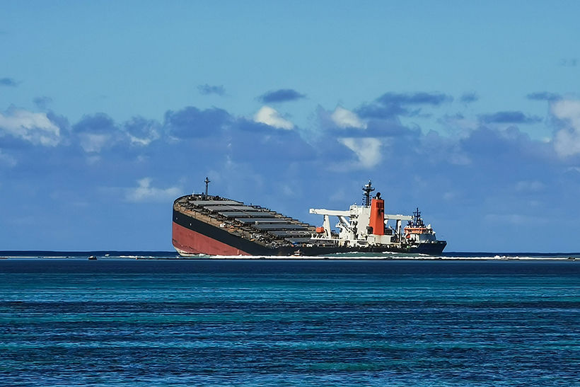 Mauritius oil spill tanker splits apart