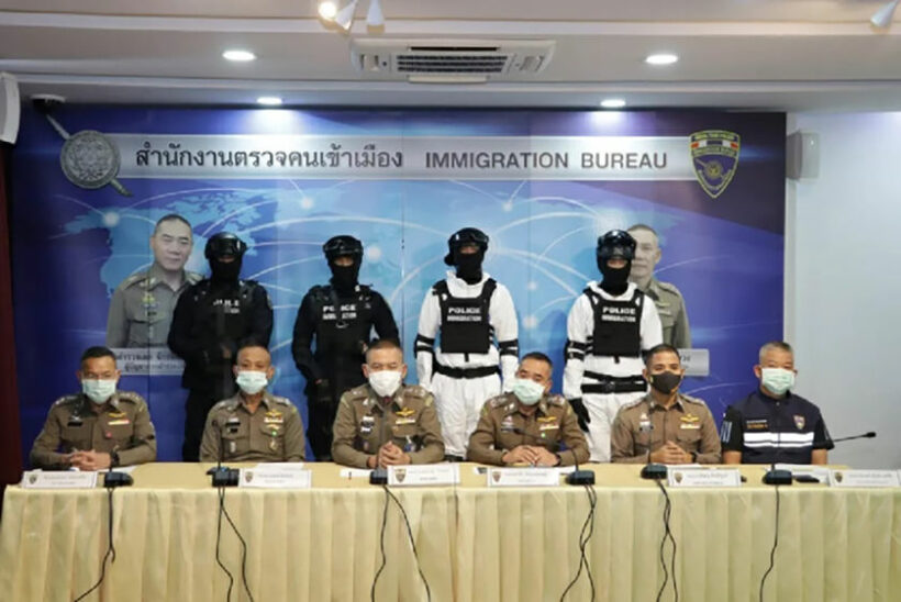 Tak immigration officials arrest 30 Burmese migrants and Thai driver | News by Thaiger