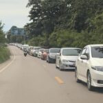 Thai traffic jam as tourists wait for the Koh Chang ferry | Thaiger