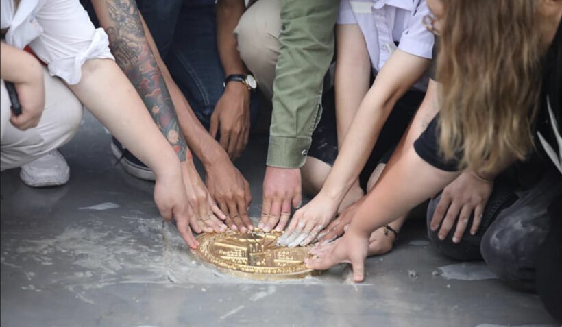 Protesters place plaque declaring Thailand “belongs to the people”