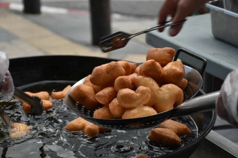 First airplane food cafe, now Thai Airways opens fried dough stand