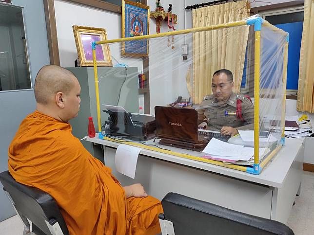 Armed men allegedly steal more than 100,000 baht from Ayutthaya monk