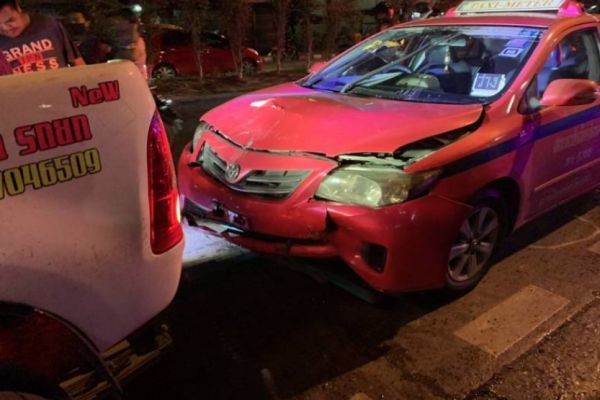 Bangkok taxi driver stabbed, crashes into other cars