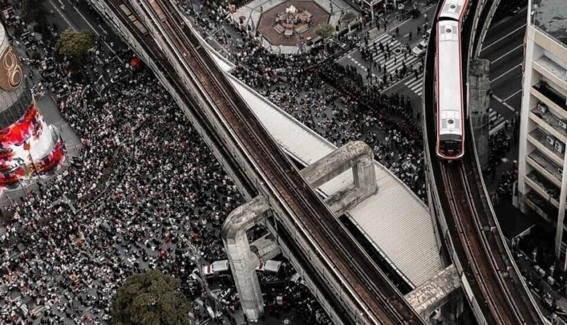 5,000 pack Bangkok’s central shopping district to continue the protest