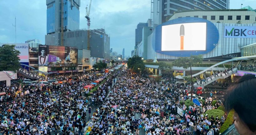 Pathumwan intersection protest kicks off in defiance of police and government orders