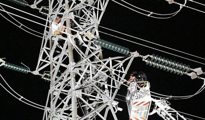 Elderly man rescued from top of high voltage power pole in Pattaya – VIDEO