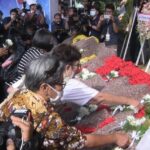 University alumni and students gather to commemorate the Thammasat University Massacre &#8211; VIDEO | Thaiger