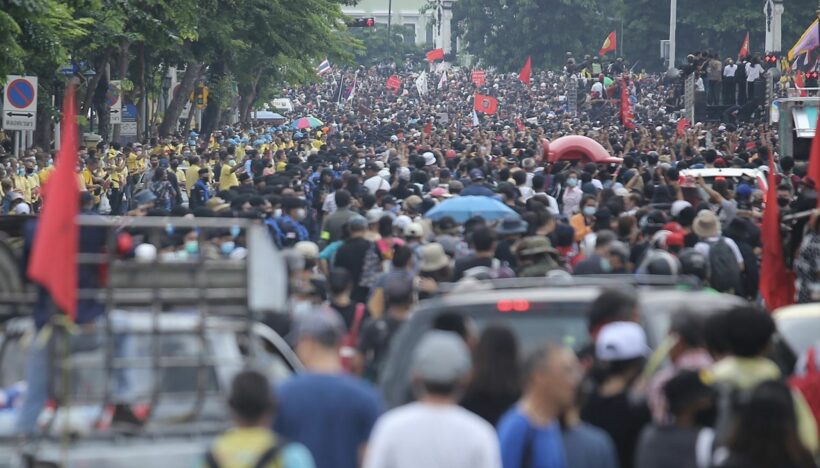 Police stop protesters as they march towards Government House in Bangkok – PHOTOS