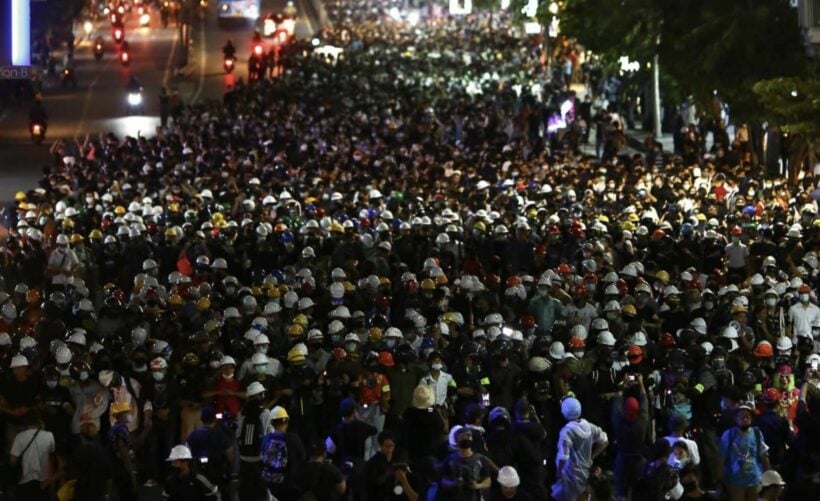 UPDATE: Bangkok protesters mass at the front of Government House, earlier PM addresses nation