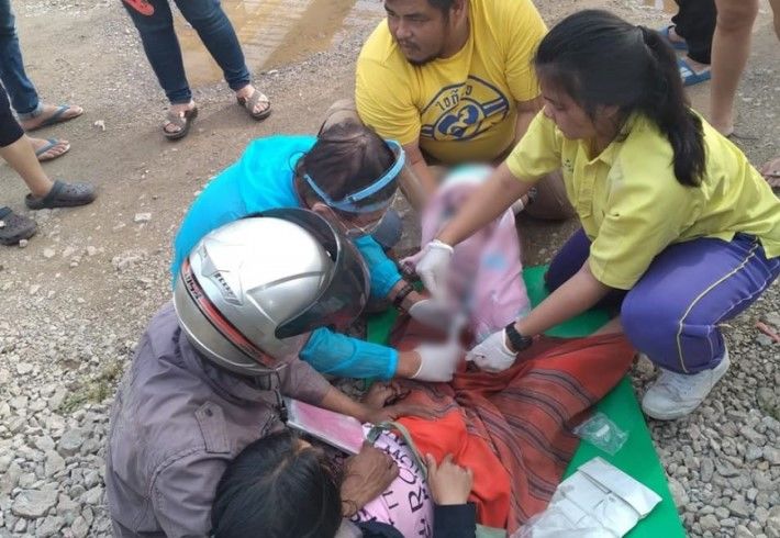 Mathayom student helps deliver baby on Mae Sot street