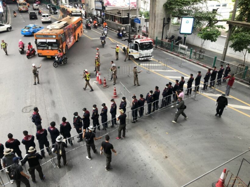 Bangkok in “State of Emergency” for 1 month, PM warns about possible curfew