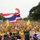 Royalists crowd Bangkok’s Lumpini Park to support Thai Monarchy | The Thaiger