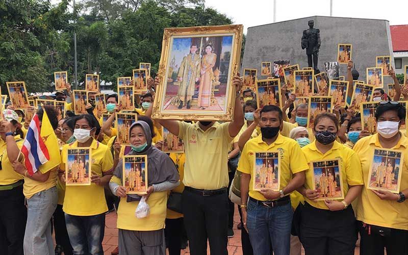 Royalists gather in Chon Buri to support the Thai Monarchy amid anti-government protests