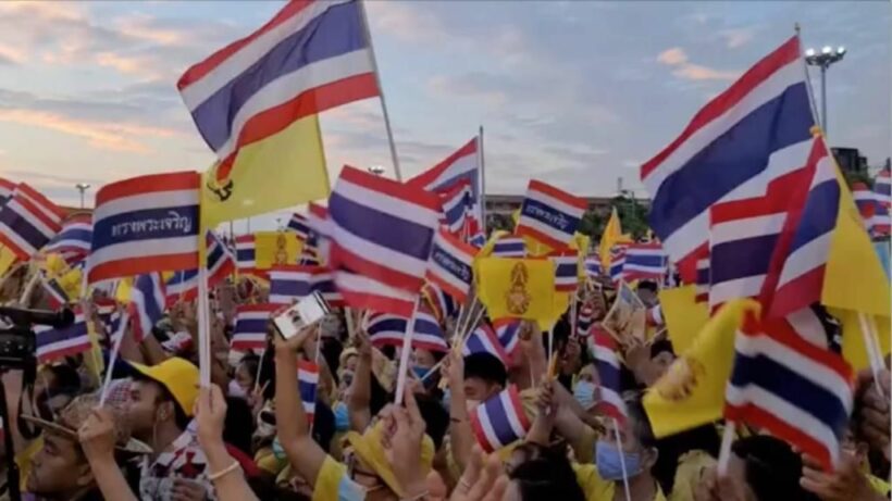 Chon Buri royalists, pro-government groups, gather to show support for the Monarchy