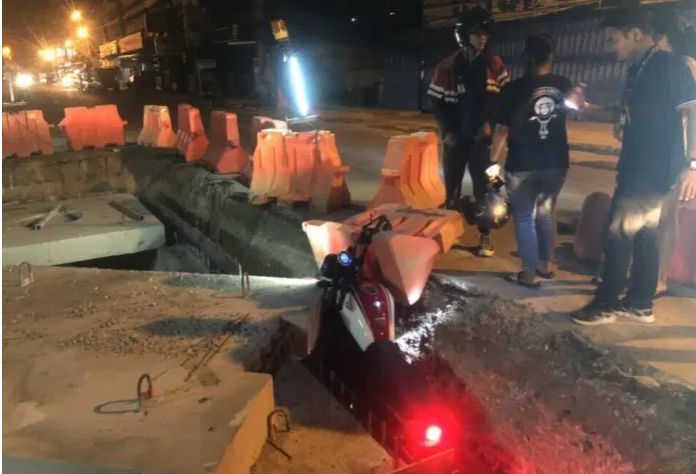 Good samaritans help motorbike stuck in Pattaya construction pit