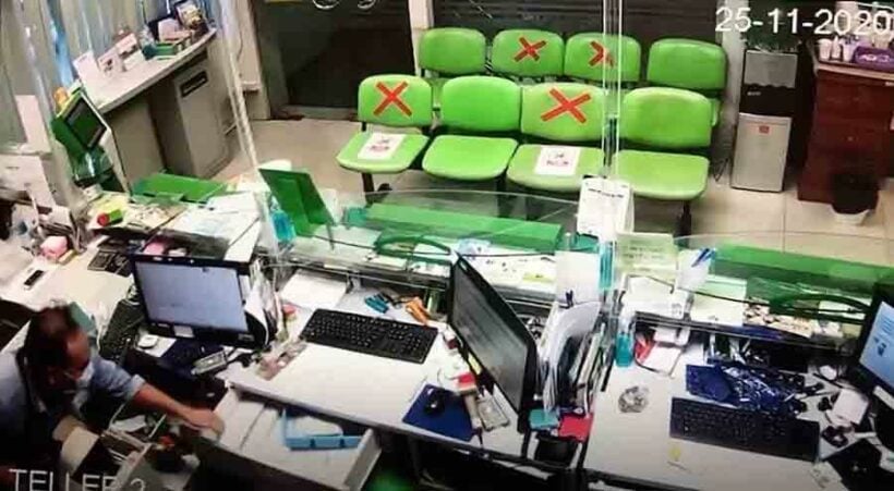 Thief makes off with over 500,000 baht in Bangkok bank robbery