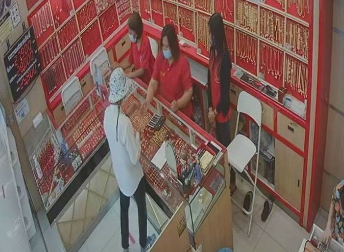 Alleged robber drops ID card while running off with 110,000 baht in gold